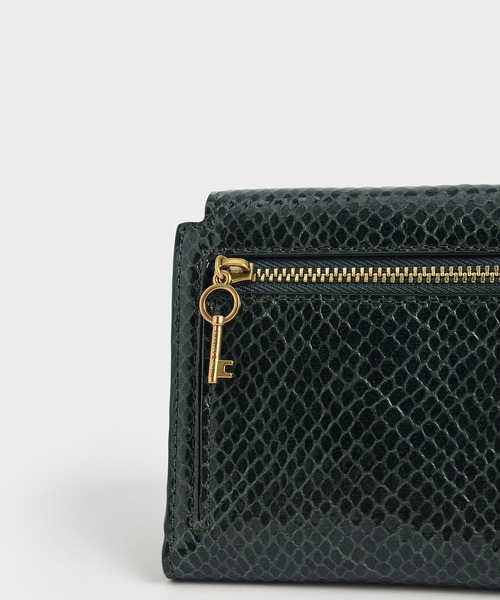 CHARLES & KEITH（チャールズ & キース）の「メタリックプッシュロック ショートウォレット / Metallic Push-Lock Short Wallet（財布・レディース・ブラック/クリーム/ダークグリーン・XXS）」の20枚目の写真