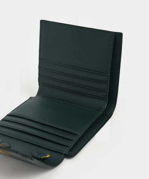 CHARLES & KEITH（チャールズ & キース）の「メタリックプッシュロック ショートウォレット / Metallic Push-Lock Short Wallet（財布・レディース・ブラック/クリーム/ダークグリーン・XXS）」の21枚目の写真