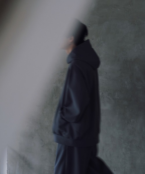 ATTACHMENT（アタッチメント）の「【ATTACHMENT × WYM】TRIANGLE CUTTING HUGE PARKA（パーカー・メンズ・チャコール/ブルー系・S/M/L）」の9枚目の写真