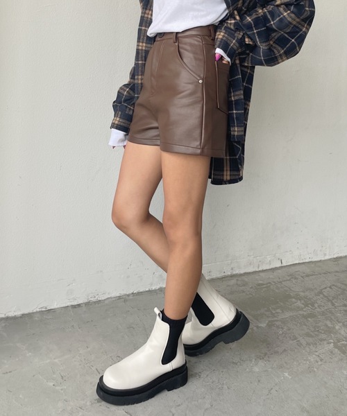 shaggie シャギー レザーパンツ SHAGGIE（シャギー）の「フェイクレザーショートパンツ（その他