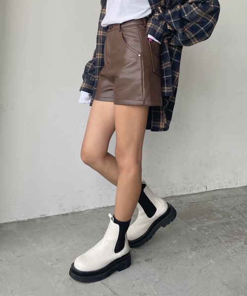 shaggie シャギー レザーパンツ SHAGGIE（シャギー）の「フェイクレザーショートパンツ（その他