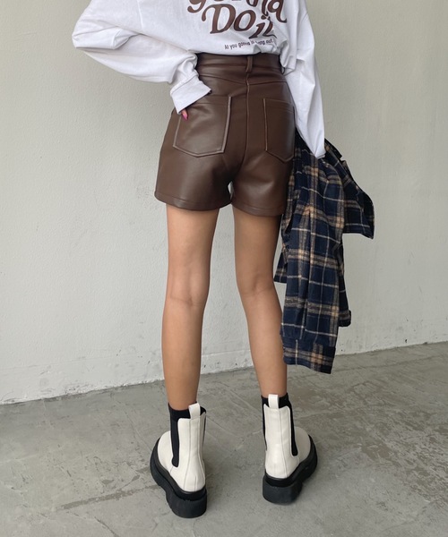 SHAGGIE(シャギー)の「フェイクレザーショートパンツ(その他パンツ・レディース・ブラック/ブラウン/ナチュラル・MEDIUM/LARGE/SMALL)」の9枚目の写真