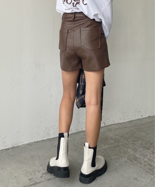 SHAGGIE(シャギー)の「フェイクレザーショートパンツ(その他パンツ・レディース・ブラック/ブラウン/ナチュラル・MEDIUM/LARGE/SMALL)」の10枚目の写真