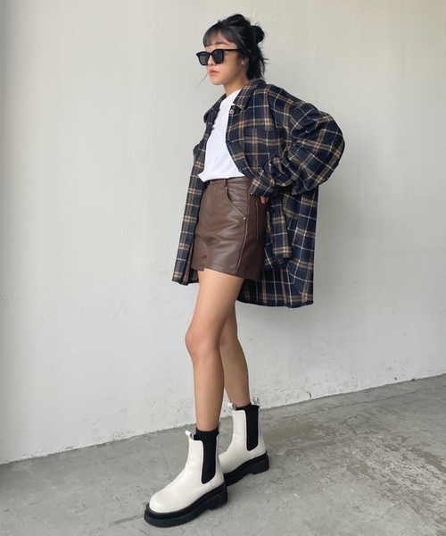 SHAGGIE(シャギー)の「フェイクレザーショートパンツ(その他パンツ・レディース・ブラック/ブラウン/ナチュラル・MEDIUM/LARGE/SMALL)」の12枚目の写真