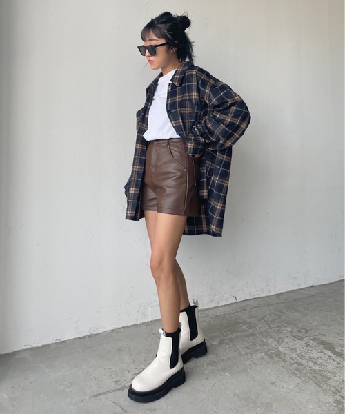 SHAGGIE(シャギー)の「フェイクレザーショートパンツ(その他パンツ・レディース・ブラック/ブラウン/ナチュラル・MEDIUM/LARGE/SMALL)」の13枚目の写真
