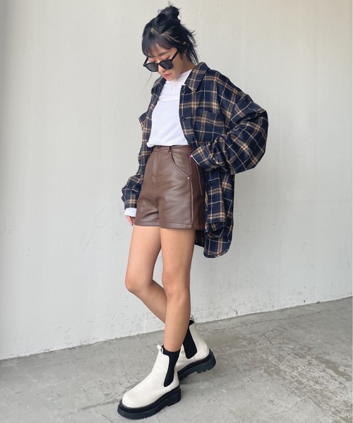 SHAGGIE(シャギー)の「フェイクレザーショートパンツ(その他パンツ・レディース・ブラック/ブラウン/ナチュラル・MEDIUM/LARGE/SMALL)」の14枚目の写真