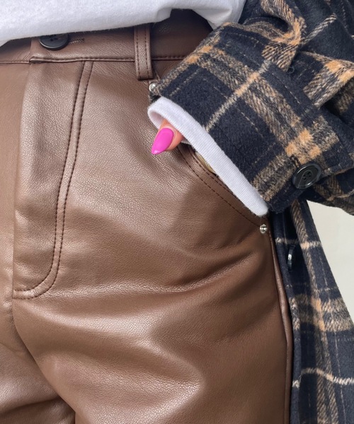 SHAGGIE(シャギー)の「フェイクレザーショートパンツ(その他パンツ・レディース・ブラック/ブラウン/ナチュラル・MEDIUM/LARGE/SMALL)」の6枚目の写真