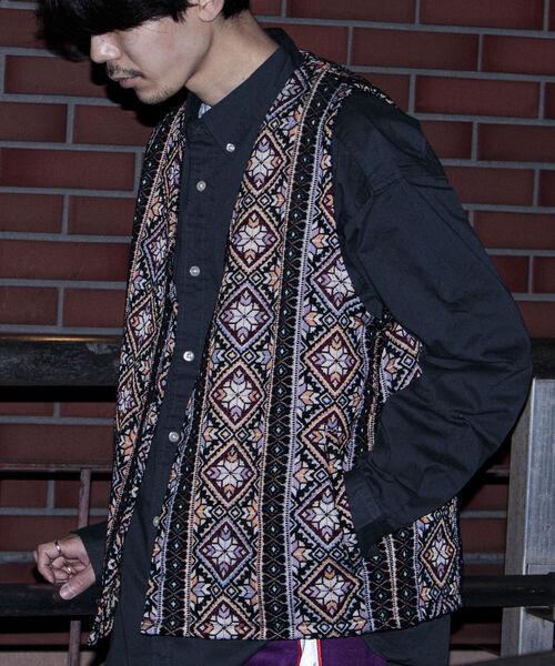 GLOSTER（グロスター）の「【GLOSTER/グロスター】ゴブランライク ネイティブ柄ベスト ジオメトリックパターン（ベスト・メンズ・ホワイト系その他/ブラック系その他・MEDIUM/LARGE）」の2枚目の写真