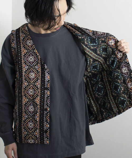 GLOSTER（グロスター）の「【GLOSTER/グロスター】ゴブランライク ネイティブ柄ベスト ジオメトリックパターン（ベスト・メンズ・ホワイト系その他/ブラック系その他・MEDIUM/LARGE）」の5枚目の写真