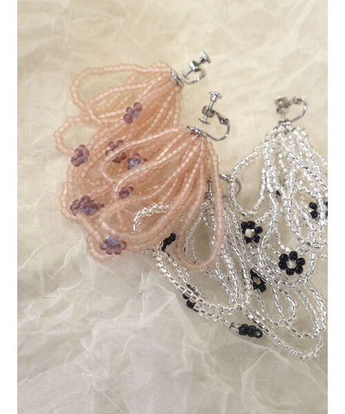 merry jenny（メリージェニー）の「petit floral beads earring（イヤリング・レディース・アイボリー/ピンク/シルバー・FREE）」の2枚目の写真