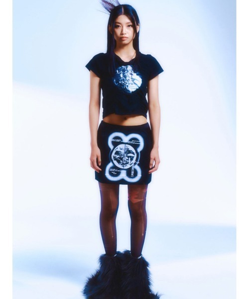 ROSEAPPLE STUDIO(ローズアップルスタジオ)の「【ROSEAPPLE STUDIO/ローズアップルスタジオ】222 X shirring logo crop t/プリントT 半袖トップス 半袖Tシャツ 白Tシャツ 黒Tシャツ ゴシック クロップド 短丈トップス シャーリング(Tシャツ/カットソー・レディース・ホワイト/ブラック・ONE SIZE)」の4枚目の写真