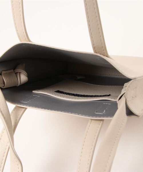 HONEYSUCKLE ROSE（ハニーサックルローズ）の「【HONEYSUCKLE ROSE】フェイクレザーミニ縦ショルダーバッグ（ショルダーバッグ・レディース・ブラック/ベージュ/グリーン・ONE SIZE）」の8枚目の写真