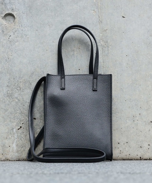 HONEYSUCKLE ROSE（ハニーサックルローズ）の「【HONEYSUCKLE ROSE】フェイクレザーミニ縦ショルダーバッグ（ショルダーバッグ・レディース・ブラック/ベージュ/グリーン・ONE SIZE）」の2枚目の写真