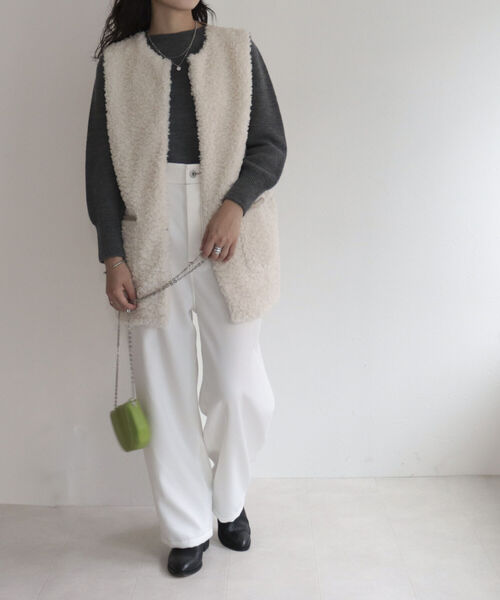 fredy emue（フレディエミュ）の「ポケ付きファーベスト（ベスト・レディース・チャコールグレー/アイボリー・38）」の9枚目の写真