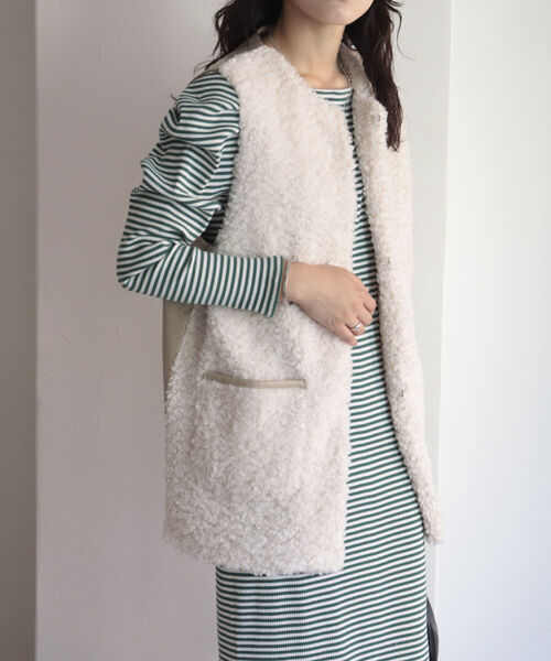 fredy emue（フレディエミュ）の「ポケ付きファーベスト（ベスト・レディース・チャコールグレー/アイボリー・38）」の18枚目の写真