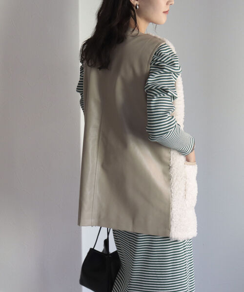 fredy emue（フレディエミュ）の「ポケ付きファーベスト（ベスト・レディース・チャコールグレー/アイボリー・38）」の5枚目の写真