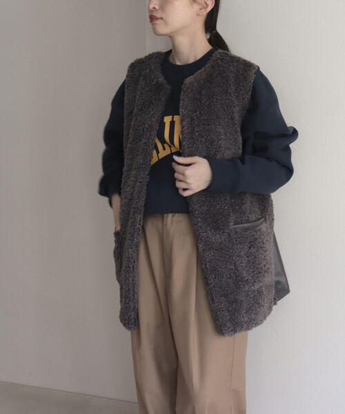 fredy emue（フレディエミュ）の「ポケ付きファーベスト（ベスト・レディース・チャコールグレー/アイボリー・38）」の19枚目の写真