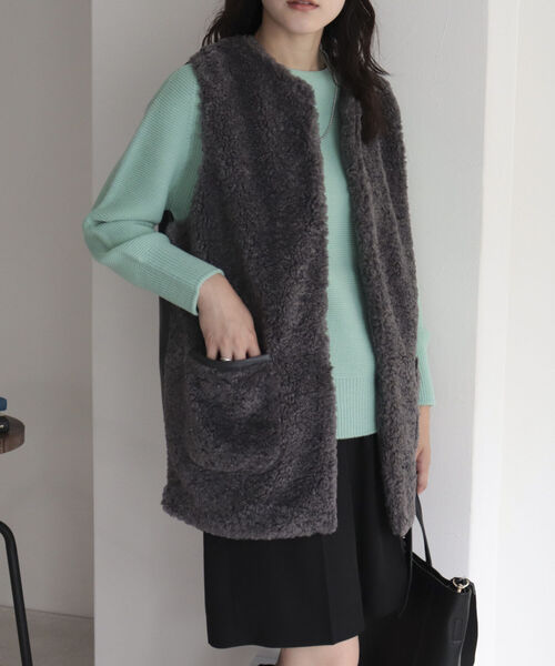 fredy emue（フレディエミュ）の「ポケ付きファーベスト（ベスト・レディース・チャコールグレー/アイボリー・38）」の13枚目の写真