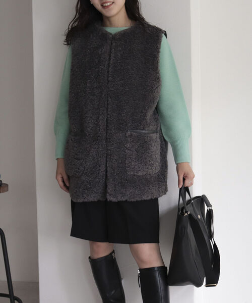 fredy emue（フレディエミュ）の「ポケ付きファーベスト（ベスト・レディース・チャコールグレー/アイボリー・38）」の20枚目の写真