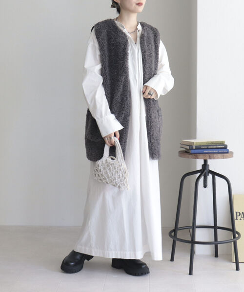 fredy emue（フレディエミュ）の「ポケ付きファーベスト（ベスト・レディース・チャコールグレー/アイボリー・38）」の8枚目の写真