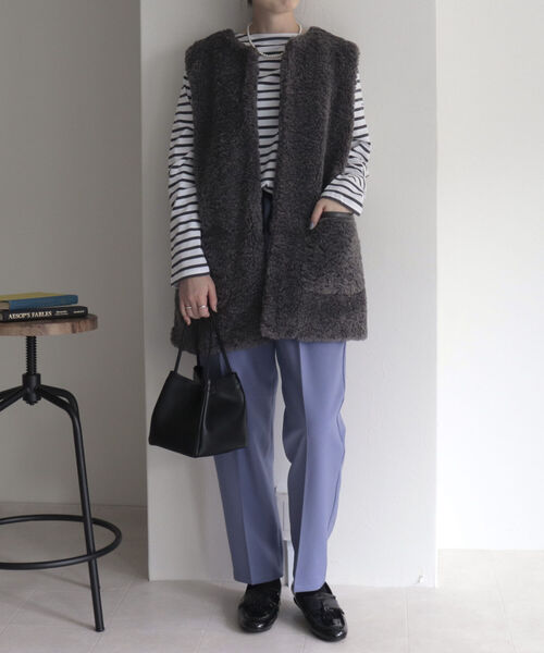 fredy emue（フレディエミュ）の「ポケ付きファーベスト（ベスト・レディース・チャコールグレー/アイボリー・38）」の15枚目の写真