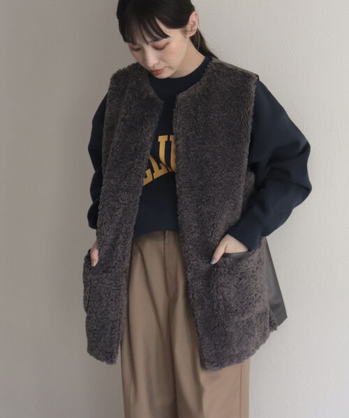 fredy emue（フレディエミュ）の「ポケ付きファーベスト（ベスト・レディース・チャコールグレー/アイボリー・38）」の12枚目の写真