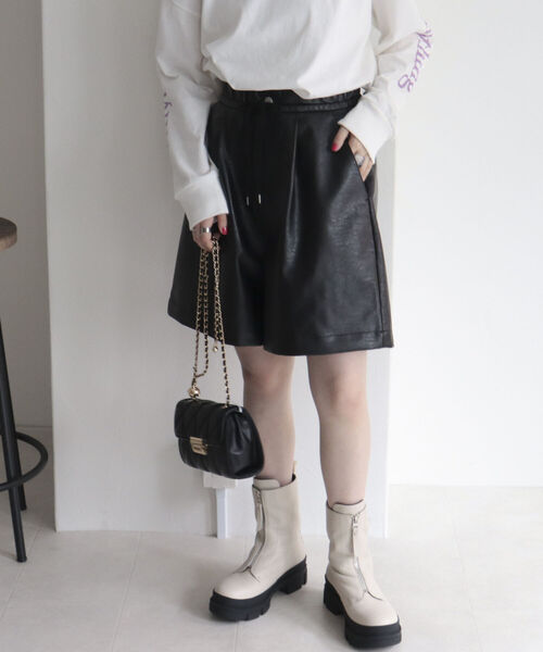 fredy emue（フレディエミュ）の「フェイクレザーショートパンツ（その他パンツ・レディース・ブラック/ベージュ・38）」の2枚目の写真