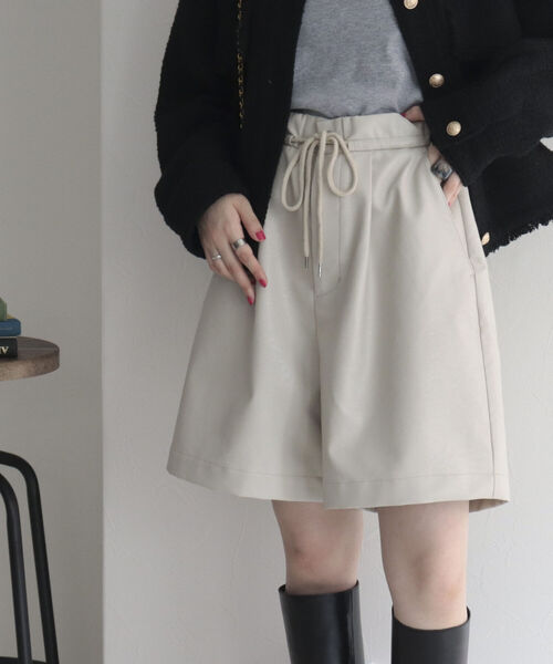 fredy emue（フレディエミュ）の「フェイクレザーショートパンツ（その他パンツ・レディース・ブラック/ベージュ・38）」の9枚目の写真