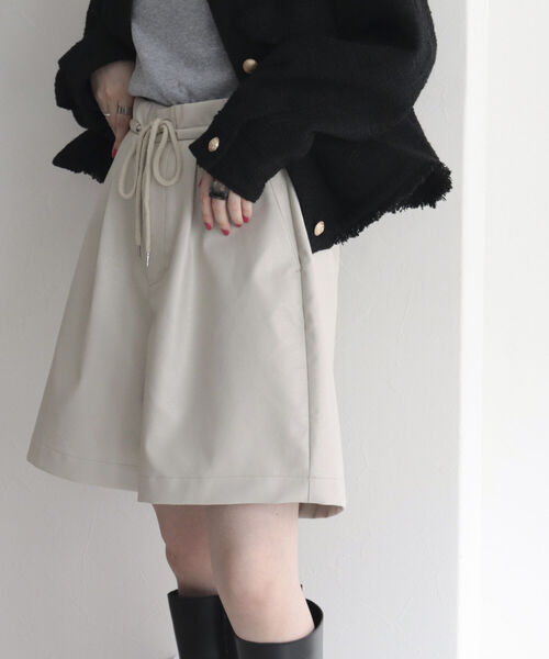 fredy emue（フレディエミュ）の「フェイクレザーショートパンツ（その他パンツ・レディース・ブラック/ベージュ・38）」の11枚目の写真