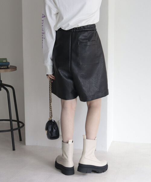 fredy emue（フレディエミュ）の「フェイクレザーショートパンツ（その他パンツ・レディース・ブラック/ベージュ・38）」の22枚目の写真