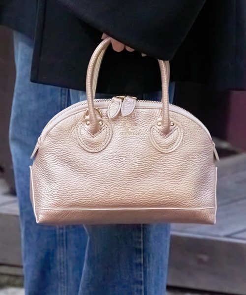 YOUNG&OLSEN The DRYGOODS STORE(ヤングアンドオルセン)の「【YOUNG&OLSEN】EMBOSSED LEATHER ZIP BOAT BAG S(ショルダーバッグ・レディース・グレー系その他2/ベージュ系2/グリーン/ベージュ/グレー・FREE)」の2枚目の写真