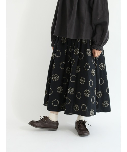 Samansa Mos2（サマンサ モスモス）の「フロッキー花柄プリントギャザースカート（スカート・レディース・ブルー/ブラック/ベージュ・ﾌﾘ-）」の2枚目の写真
