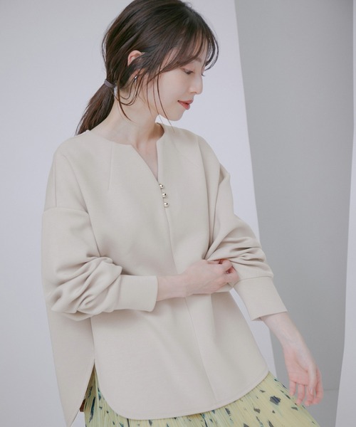 VIS（ビス）の「【新色】【スフレタッチシリーズ】【洗える】キラッと釦キーネックプルオーバー（シャツ/ブラウス・レディース・ネイビー/ホワイト系その他/ベージュ系その他/ピンク系その他2・FREE）」の5枚目の写真