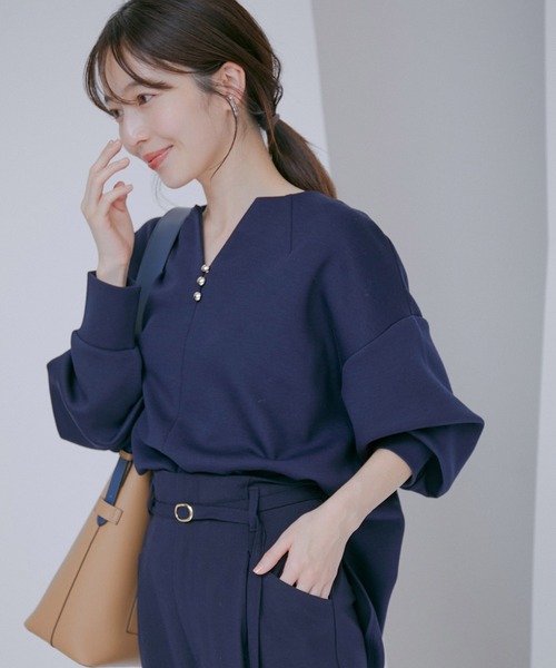 VIS（ビス）の「【新色】【スフレタッチシリーズ】【洗える】キラッと釦キーネックプルオーバー（シャツ/ブラウス・レディース・ネイビー/ホワイト系その他/ベージュ系その他/ピンク系その他2・FREE）」の9枚目の写真
