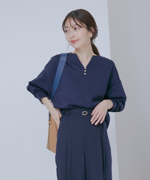VIS（ビス）の「【新色】【スフレタッチシリーズ】【洗える】キラッと釦キーネックプルオーバー（シャツ/ブラウス・レディース・ネイビー/ホワイト系その他/ベージュ系その他/ピンク系その他2・FREE）」の10枚目の写真