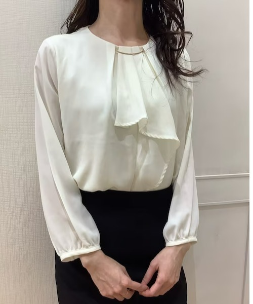 TOKYO SHIRTS（トウキョウシャツ）の「ゴールドバー付きフリル長袖ブラウス（シャツ/ブラウス・レディース・ネイビー/アイボリー・M/L）」の2枚目の写真