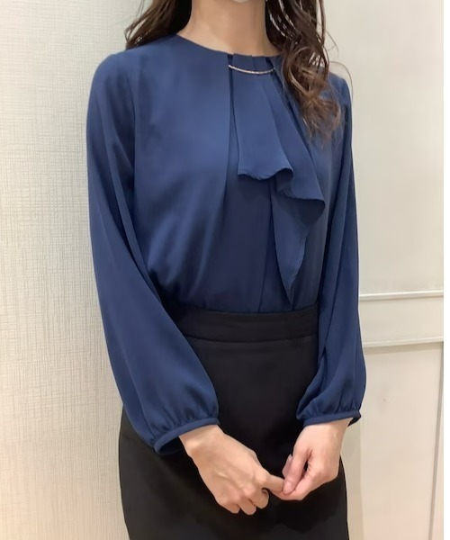 TOKYO SHIRTS（トウキョウシャツ）の「ゴールドバー付きフリル長袖ブラウス（シャツ/ブラウス・レディース・ネイビー/アイボリー・M/L）」の17枚目の写真