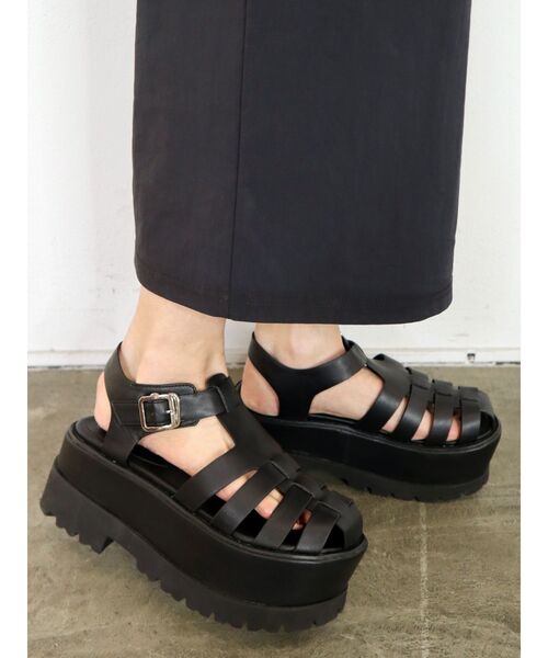 EMODA(エモダ)の「【WEB限定】タンクソールグルカサンダル(サンダル・レディース・ブラック/ブラウン・SMALL/MEDIUM/LARGE)」の2枚目の写真