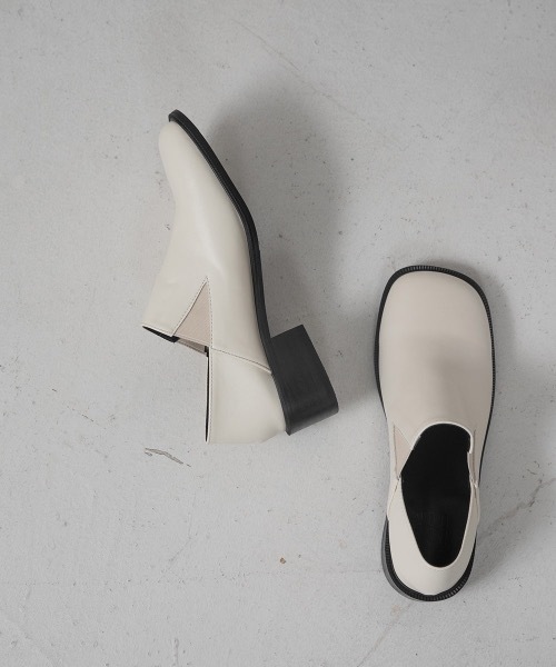 Amiur（エミレ）の「fake leather slide shoes（その他シューズ・レディース・ブラック/アイボリー・L/S/M）」の2枚目の写真