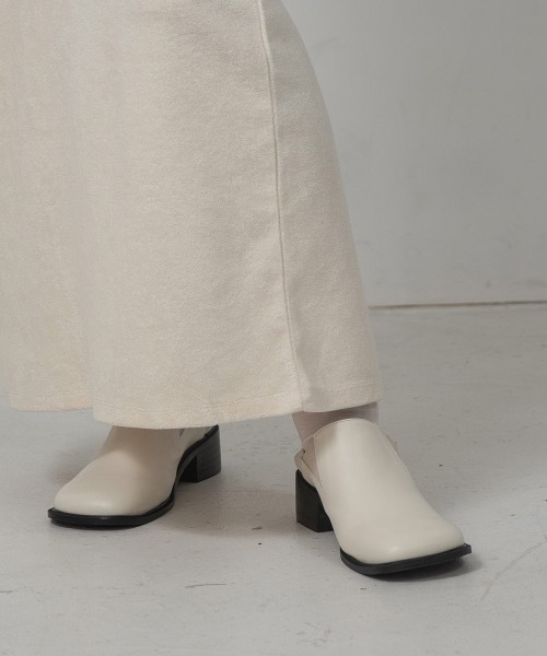 Amiur（エミレ）の「fake leather slide shoes（その他シューズ・レディース・ブラック/アイボリー・L/S/M）」の4枚目の写真