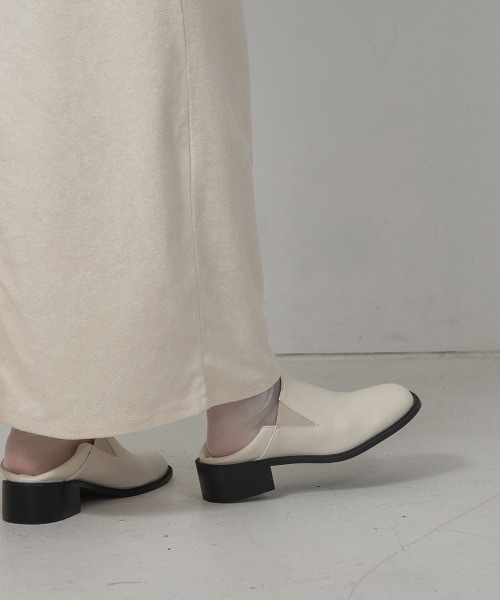 Amiur（エミレ）の「fake leather slide shoes（その他シューズ・レディース・ブラック/アイボリー・L/S/M）」の5枚目の写真