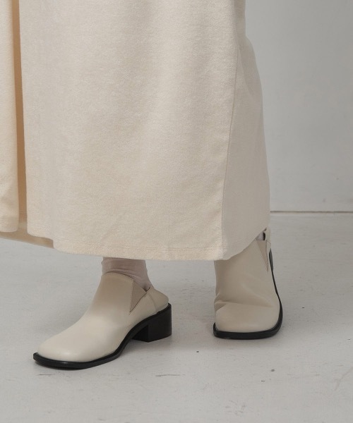 Amiur（エミレ）の「fake leather slide shoes（その他シューズ・レディース・ブラック/アイボリー・L/S/M）」の3枚目の写真