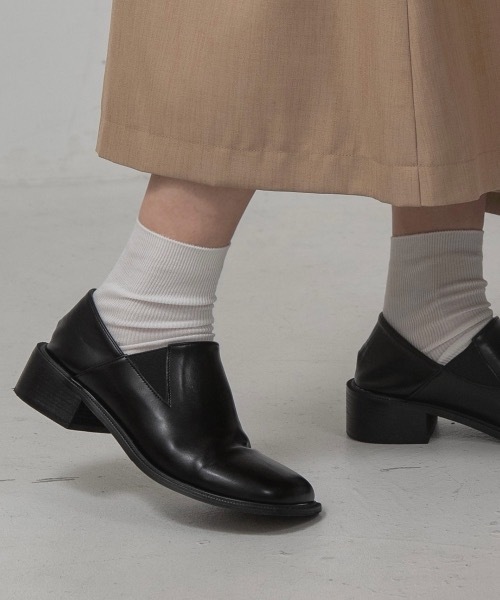 Amiur（エミレ）の「fake leather slide shoes（その他シューズ・レディース・ブラック/アイボリー・L/S/M）」の6枚目の写真