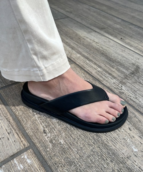 y/m by RIKA（イムバイリカ）の「トングサンダル（サンダル・レディース・ホワイト/ブラック・SMALL/MEDIUM/LARGE）」の2枚目の写真