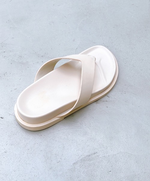 y/m by RIKA（イムバイリカ）の「トングサンダル（サンダル・レディース・ホワイト/ブラック・SMALL/MEDIUM/LARGE）」の4枚目の写真