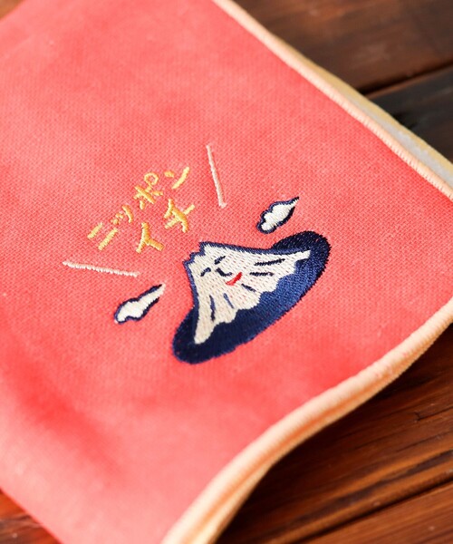 BEAMS JAPAN(ビームス ジャパン)の「ニューレトロ / 別注 縁起物 刺しゅう ハンドタオル(ハンカチ/ハンドタオル・レディース・オフホワイト/レッド/ネイビー・ONE SIZE)」の7枚目の写真