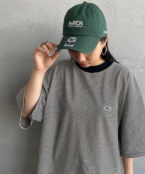 AMERICANA（アメリカーナ）の「【CLASSY. 8月号掲載】[Americana×JEANS FACTORY/アメリカーナ×ジーンズファクトリー] 別注 47 AMRCN ロゴ刺繍キャップ（キャップ・レディース・ダークグリーン/チャコール/ネイビー・ONESIZE）」の2枚目の写真