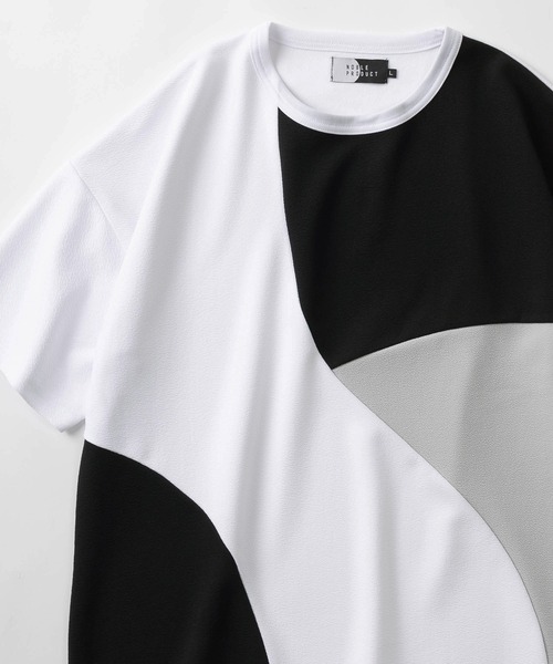 make a ray!(メイク ア レイ!)の「ウェーブ切り替えデザイン 半袖カットソー/パネル切り替え Tシャツ/ビッグシルエット/梨地素材(Tシャツ/カットソー・メンズ・オフホワイト/ブラック系その他/ブラック/ホワイト・M/L/XL)」の2枚目の写真