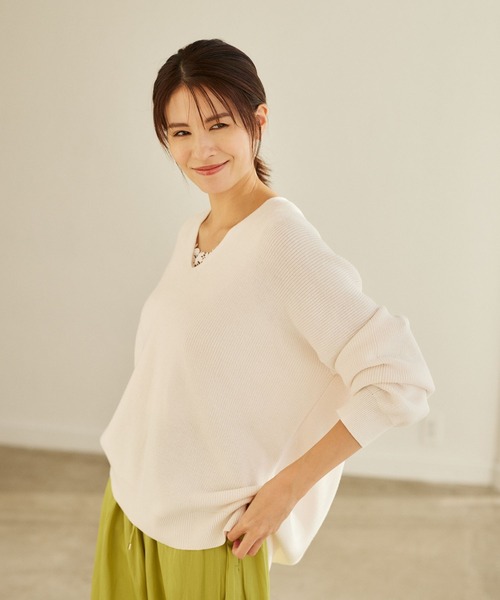 Elura（エルーラ）の「＜2024SS＞ロングセラー！抜け感Vネックニット/オーバーサイズ/163340（ニット/セーター・レディース・ホワイト/ピンク系その他7/グリーン系その他2/ベージュ/ライトベージュ/ブルー系その他3/クリーム/オフホワイト/ネイビー/レッド系その他5・MEDIUM/LARGE/SMALL）」の3枚目の写真