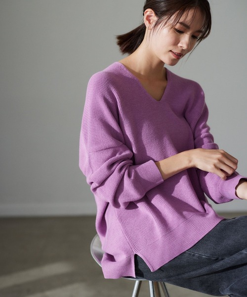 Elura（エルーラ）の「＜2024SS＞ロングセラー！抜け感Vネックニット/オーバーサイズ/163340（ニット/セーター・レディース・ホワイト/ピンク系その他7/グリーン系その他2/ベージュ/ライトベージュ/ブルー系その他3/クリーム/オフホワイト/ネイビー/レッド系その他5・MEDIUM/LARGE/SMALL）」の10枚目の写真